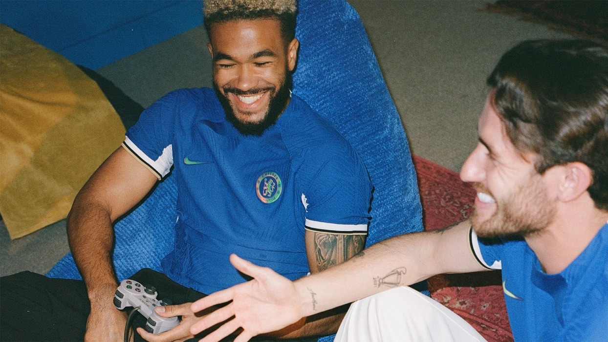 Màu sắc tối giản cùng với thiết kế hiện đại làm nổi bật mẫu áo đấu sân nhà của The Blues.