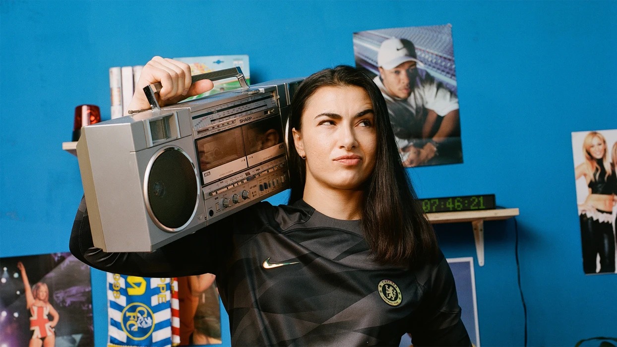 Lấy cảm hứng từ những năm 90, hoạ tiết lung linh và kỷ niệm 25 năm mùa giải vô địch UEFA Cup Winners' Cup 1997/98, Nike quyết định cho ra đời mẫu áo mới.