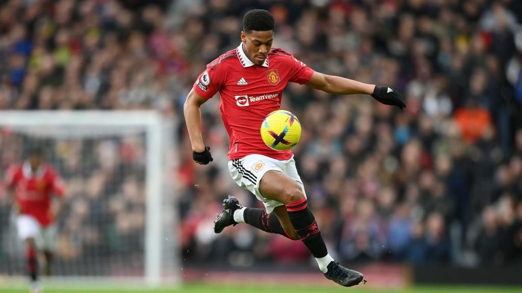 Tương tự, Martial đóng góp hạn chế vào lối chơi do hay chấn thương. Quỷ đỏ đang lên kế hoạch bán đứt tuyển thủ Pháp với giá 15 triệu bảng.