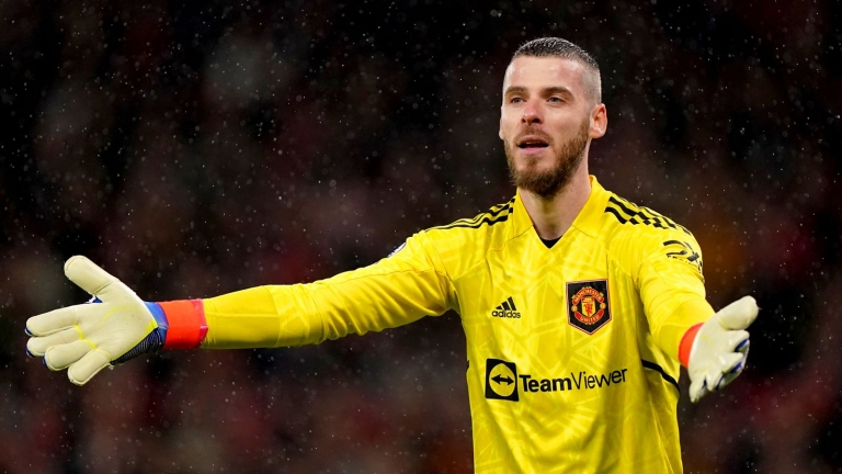 Thủ môn: David de Gea. Ngôi sao người Tây Ban Nha chia tay Man United sau mùa giải 2022/2023. De Gea để lại sau lưng sự nghiệp nhiều hào quang tại Man United. Bất chấp khả năng chơi chân hạn chế, De Gea vẫn là thủ thành hàng đầu châu Âu vào lúc này.