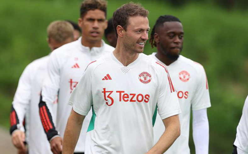 Man Utd bất ngờ chiêu mộ Evans.