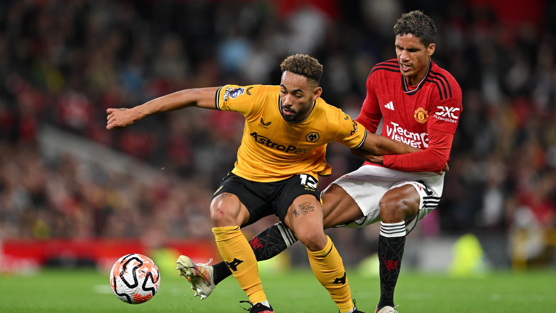 Tuy nhiên, Man Utd thực sự lép vế so với Wolves. Quỷ đỏ liên tục phải chống đỡ các pha lên bóng của đội khách.