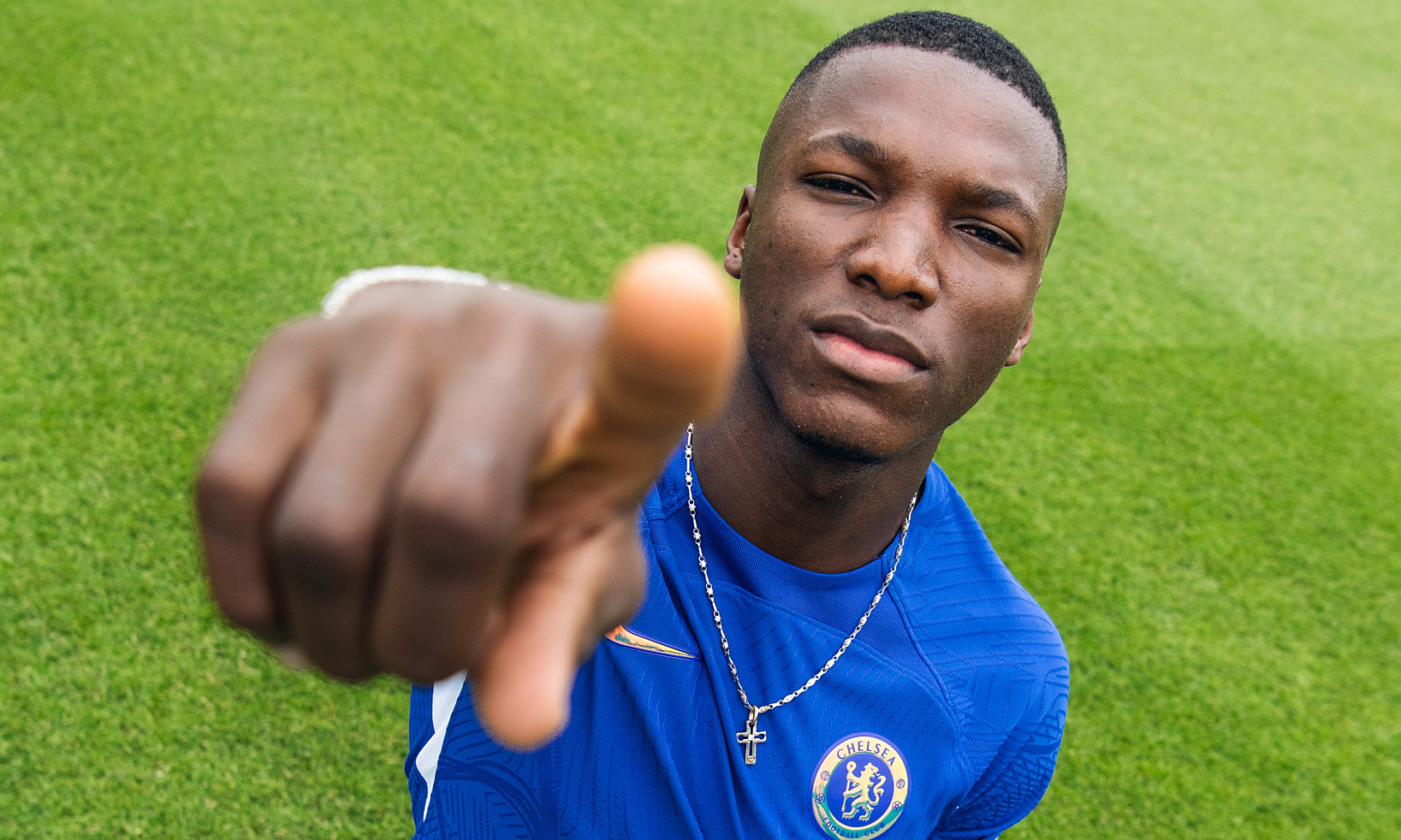 Hè 2023, Chelsea thành công trong việc lật kèo Liverpool để nổ bom tấn Moises Caicedo. Thuơng vụ này tiêu tốn của The Blues 115 triệu bảng, đắt nhất lịch sử Premier League.