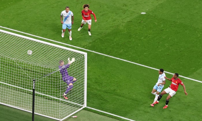 Phút 55, Casemiro treo bóng vừa vặn để Martial băng vào dứt điểm một chạm, đánh bại Sam Johnstone (thay Henderson từ phút 19).