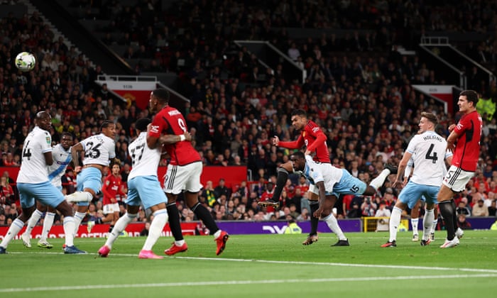 6 phút sau, Man Utd nhân đôi cách biệt do công của Casemiro.