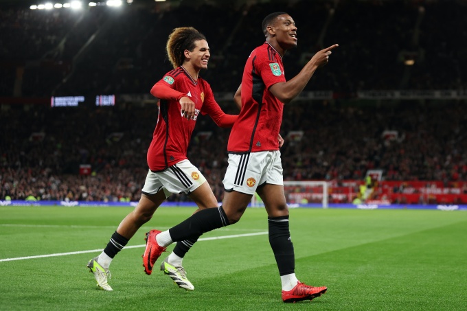 Sau giờ nghỉ, Man Utd tiếp tục có bàn thứ 3. Lần này, Anthony Martial là người tỏa sáng.