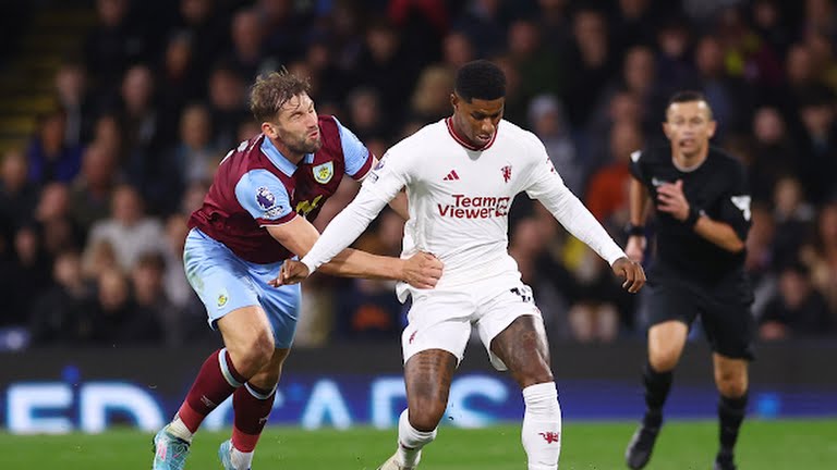 Tuyển thủ Anh chơi bóng ích kỷ, thường xuyên có những pha xử lý khá tối khiến cơ hội trôi qua đáng tiếc.