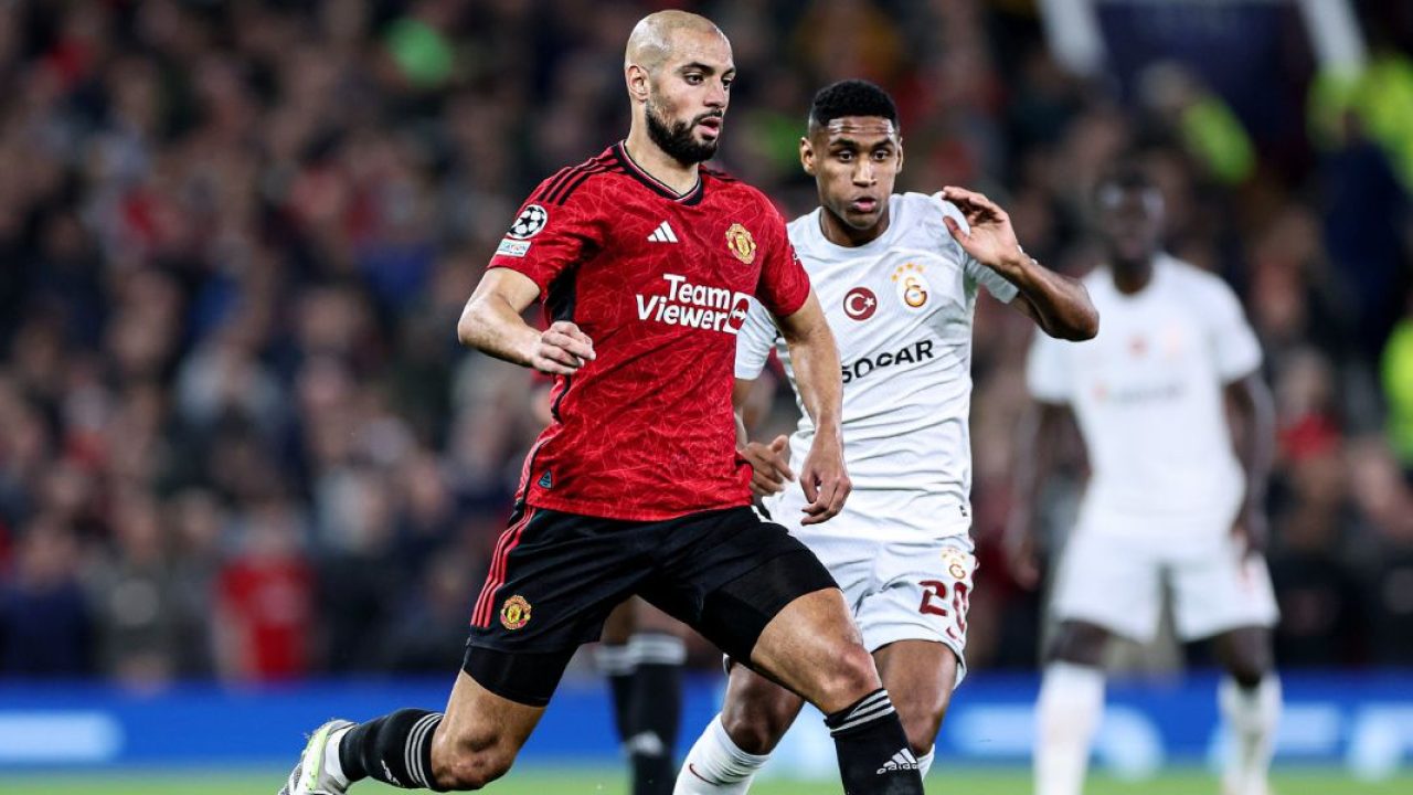 Amrabat nên trở lại với vị trí tiền vệ.