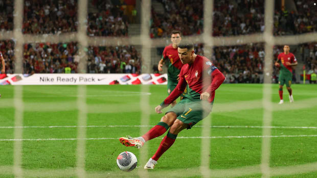 Tới phút 29, Ronaldo thực hiện thành công quả 11m để nâng tỷ số lên 2-0. Theo thống kê, đây là bàn thắng thứ 100 của CR7 kể từ đầu năm 2020.
