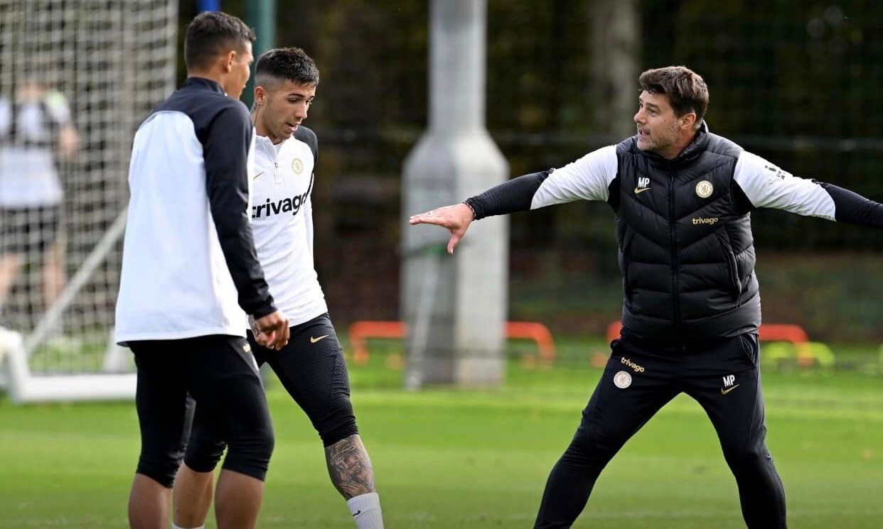 Đáng chú ý, HLV Mauricio Pochettino cũng xỏ giày ra sân tập luyện với các học trò.