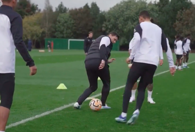 Trong một pha bóng, cựu HLV PSG xử lý cực kỳ điệu nghệ.