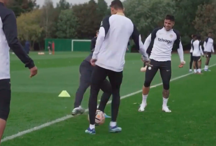 Ông làm động tác giả và xỏ háng Deivid Washington.