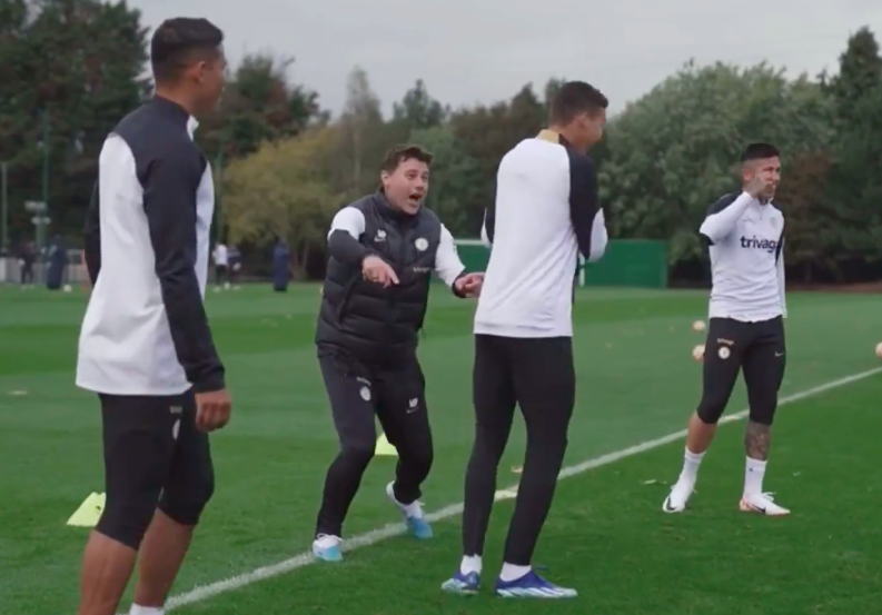 Cả sân tập The Blues phấn khích. Cá nhân tiền vệ Enzo Fernandez cũng trầm trồ.