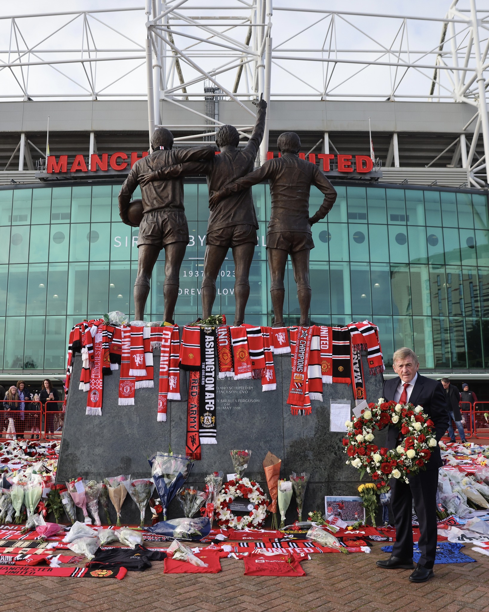 Tại Old Trafford, hàng nghìn người hâm mộ đã tới đặt vòng hoa. Các nhân vật nổi tiếng của làng bóng đá cũng xuất hiện.