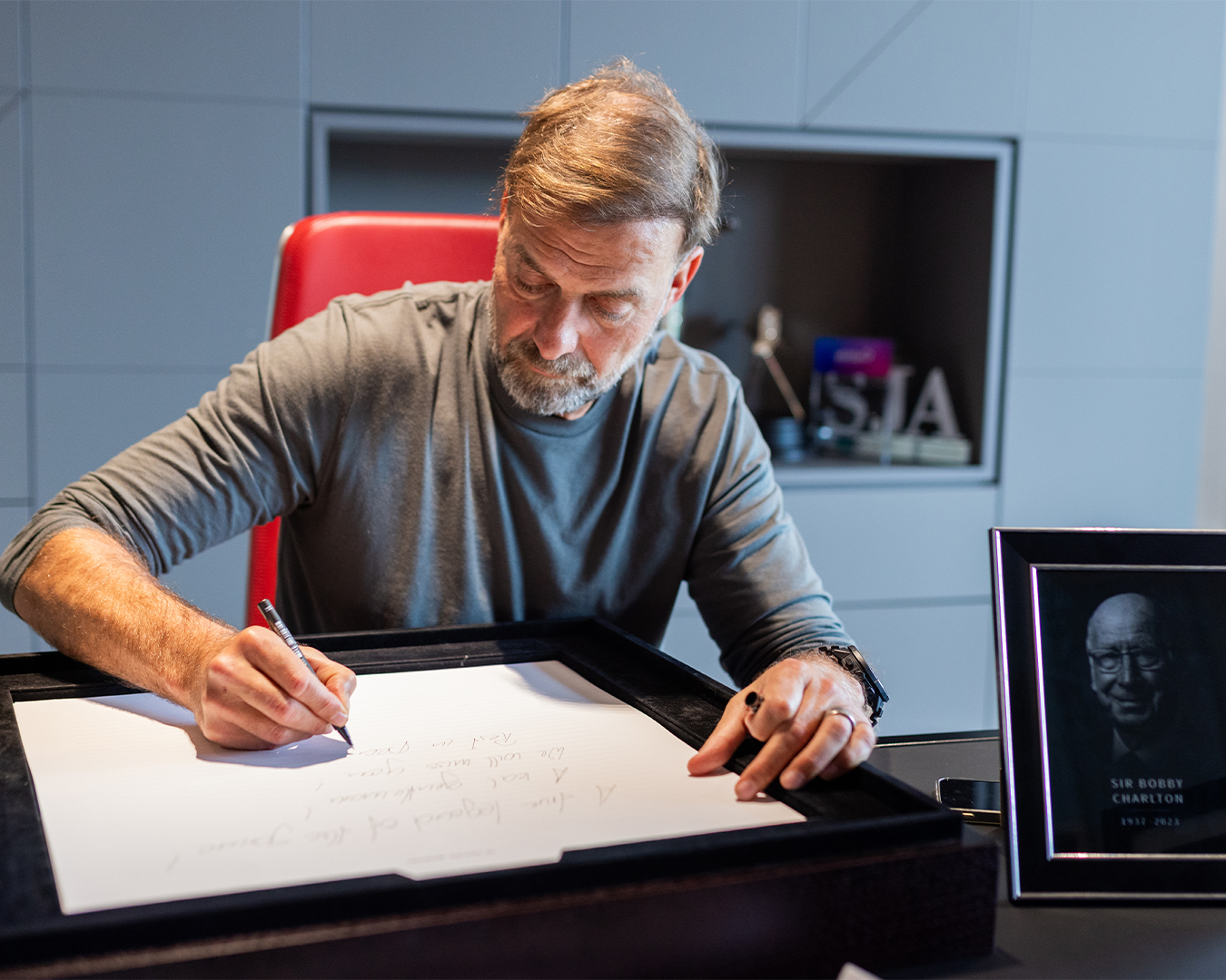 Liverpool xác nhận sẽ có một tràng pháo tay trước trận gặp Nottingham Forest ở Anfield tại vòng 10 Premier Lague, trong khi các cầu thủ sẽ đeo dải băng màu đen trên cánh tay để vinh danh Sir Bobby.