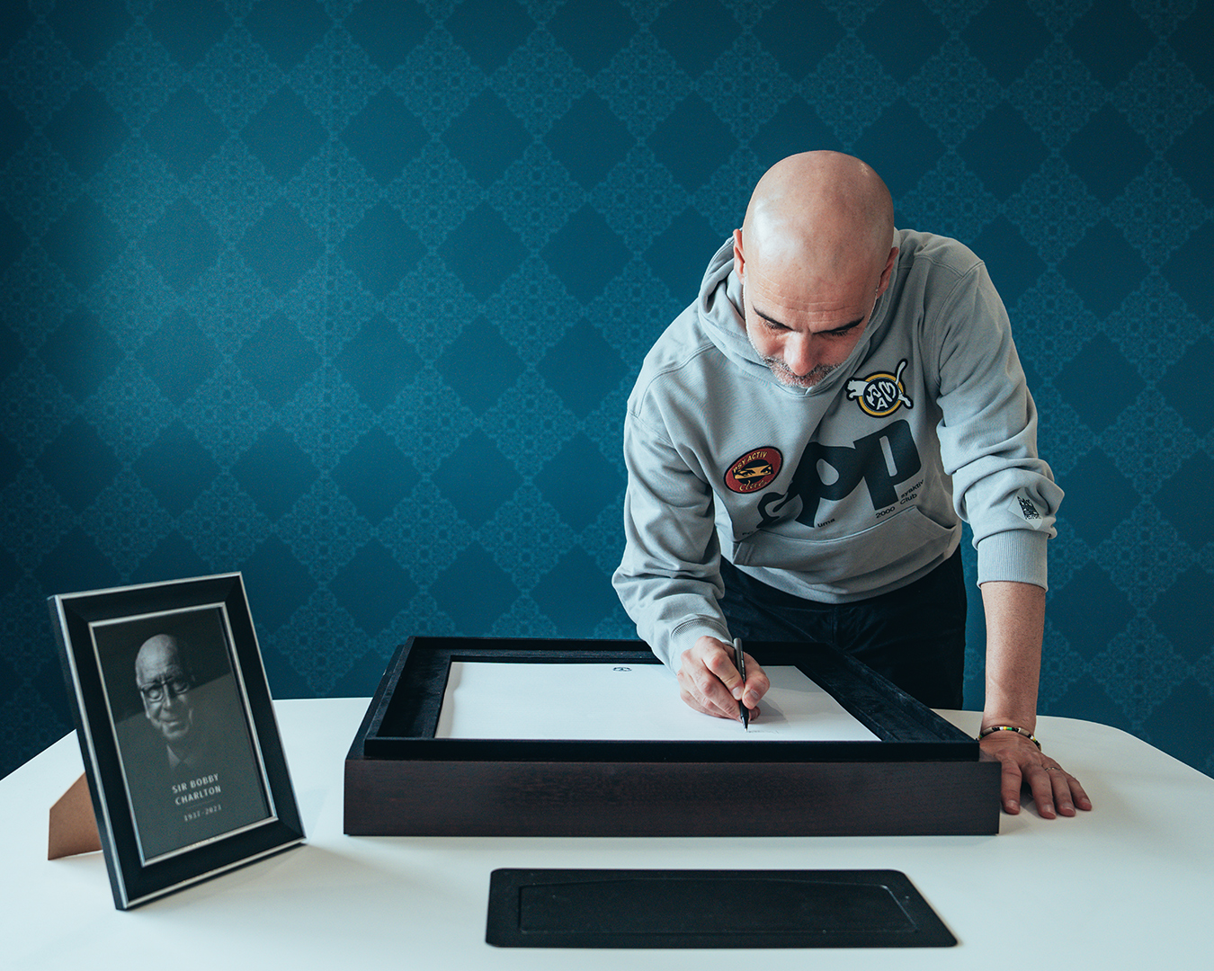 Pep Guardiola dành sự tôn trọng rất lớn cho Bobby Charlton.