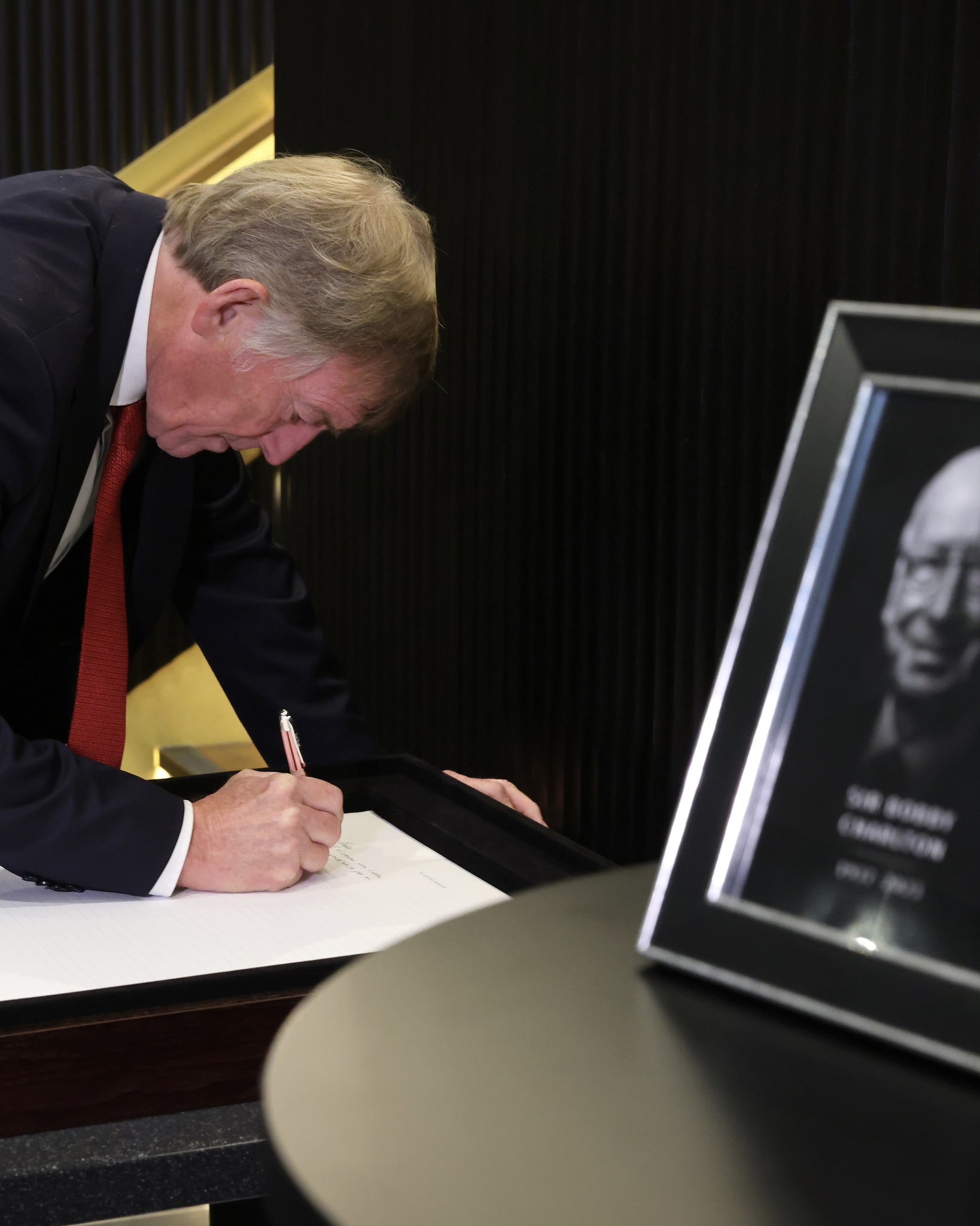 Huyền thoại The Kop cũng ký vào sổ chia buồn.