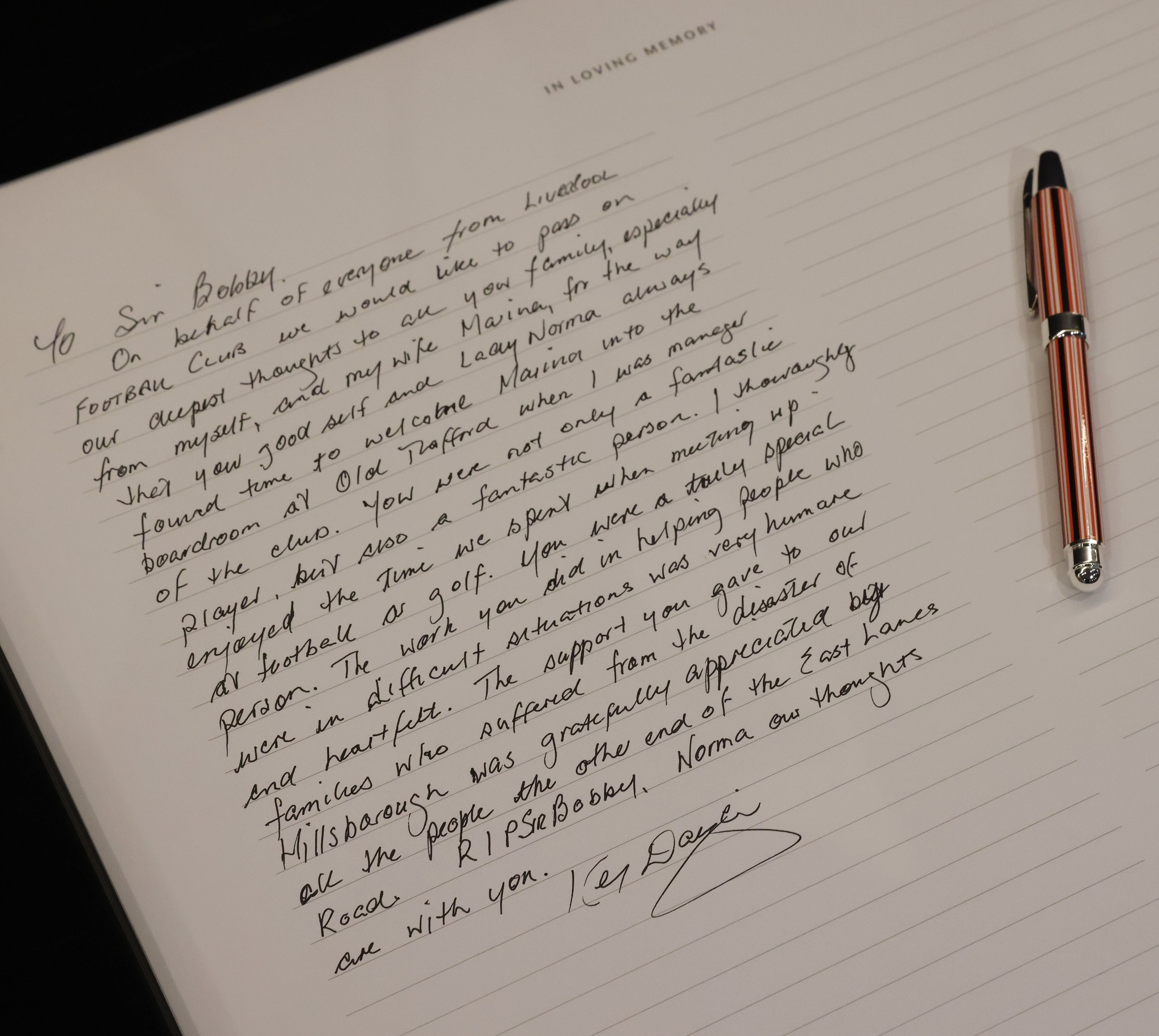 Sir Kenny Dalglish viết rất dài, cho thấy sự tôn kính đối với huyền thoại của đội chủ sân Old Trafford. Charlton ghi 249 bàn cho Man Utd, giành được danh hiệu VĐQG vào năm 1957, 1965 và 1967, cùng với một FA Cup vào năm 1963, và đặc biệt là cúp C1 châu Âu năm 1968.