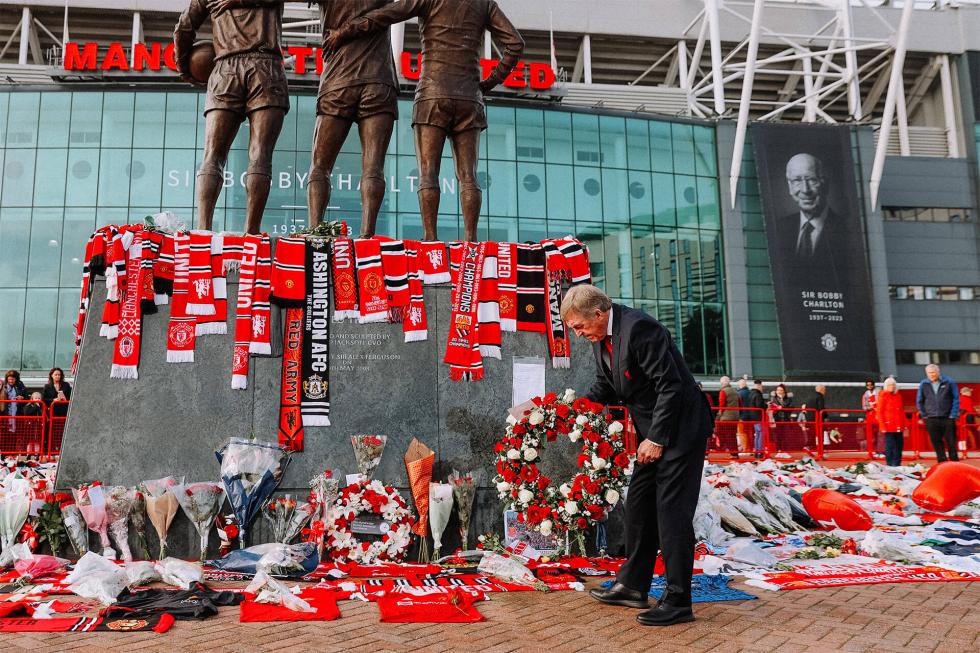 Để thể hiện sự tôn trọng, Sir Kenny Dalglish đã đến thăm Old Trafford thay mặt Liverpool đặt vòng hoa.