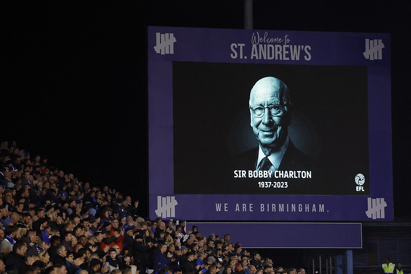 Sir Bobby Charlton, một trong những cầu thủ bóng đá vĩ đại nhất mọi thời đại và là cầu thủ nổi tiếng nhất nước Anh từng sản sinh ra, qua đời ở tuổi 86 vào tuần trước.