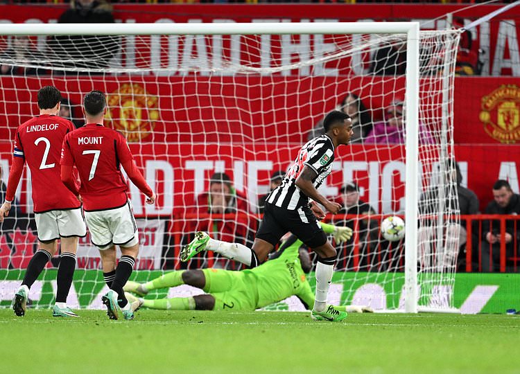 Lối đá của Man Utd tỏ ra khá rời rạc, thiếu kết dính trong trận đấu này.