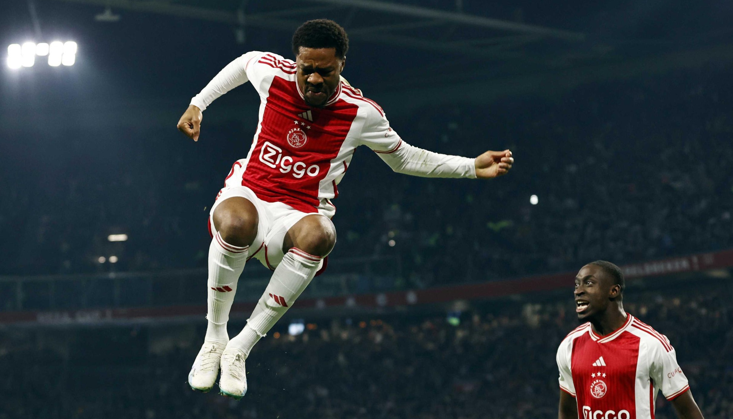 Ajax ghi thêm một bàn nữa trước khi đội khách có bàn rút ngắn tỷ số xuống còn 1-2 trong hiệp một.