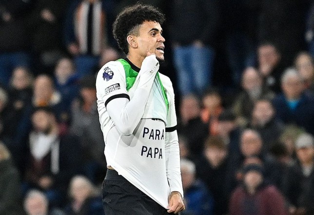 Anh được cho nghỉ một số trận đấu, sau khi vào sân từ ghế dự bị và ghi bàn thắng quan trọng ở trận gặp Luton Town tuần trước, Diaz lập tức vén áo gửi thông điệp đến ELN, xin trả tự do cho cha anh.