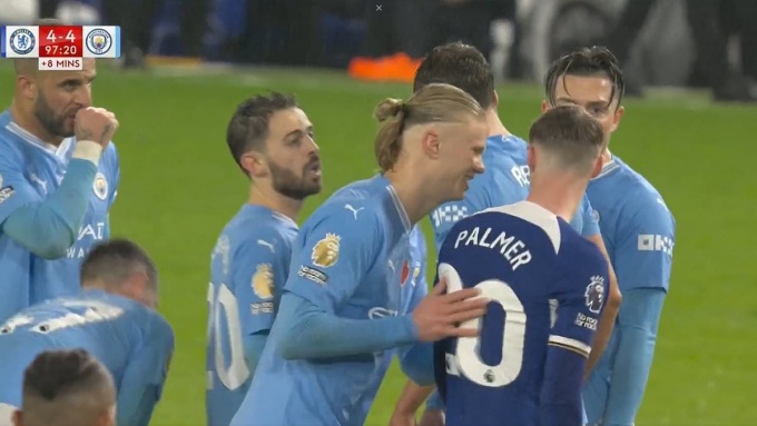 Palmer còn thể hiện sự lém lỉnh khi nghe lén các cầu thủ Man City họp bàn chiến thuật ở phút bù giờ cuối cùng.