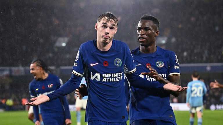 Ở những phút cuối trận, Chelsea được hưởng 11m. Đó là lúc Cole Palmer chứng tỏ được giá trị. Cầu thủ trẻ, mới 21 tuổi, lạnh lùng thực hiện thành công quả penalty vào lưới đội bóng cũ.