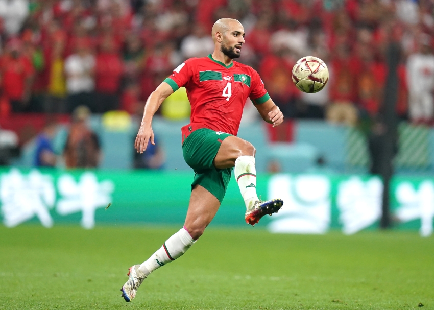 Đấu Everton có thể là thời cơ để Amrabat thể hiện mình. Trong bối cảnh Casemiro, Christian Eriksen và Mason Mount chấn thương, khả năng Amrabat sẽ đá chính. Man Utd không thể kiên nhẫn thêm nếu Amrabat tiếp tục chơi tệ. Anh phải tự cứu lấy chính mình trước khi nghĩ đến chuyện ký hợp đồng lâu dài với Man Utd.