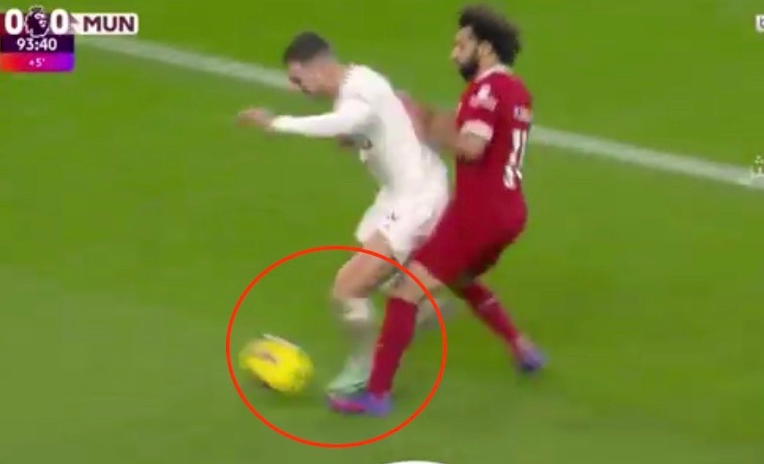 Tình huống quay chậm cho thấy bóng chạm chân Salah trước khi đi hết đường biên dọc. Tuy nhiên, có vẻ như trọng tài biên không quan sát kịp pha bóng nên cho Liverpool được hưởng quả ném biên.