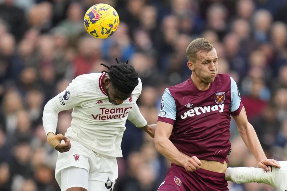 Trong lần đầu tiên ra mắt Premier League, trung vệ mới 18 tuổi có màn trình diễn chấp nhận được.