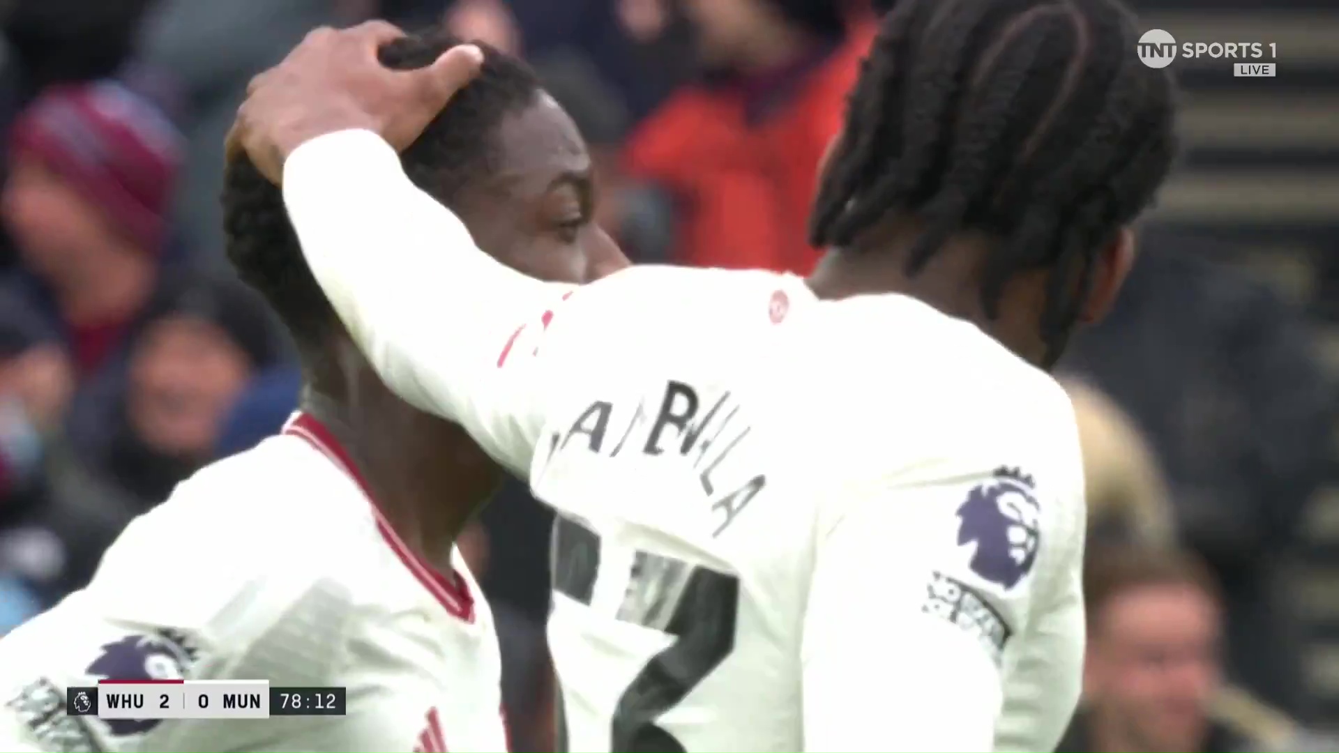 Trong bàn thua thứ 2 của Man Utd, Kambwala không có lỗi khi Kobbie Mainoo xử lý hời hợt ở giữa sân. Sau khi nhận bàn thua, cầu thủ trẻ này chạy lại xoa đầu an ủi đồng đội. Động thái của Kambwala khiến NHM Man Utd thích thú. Họ cho rằng tài năng này có tư chất thủ lĩnh trong tương lai.