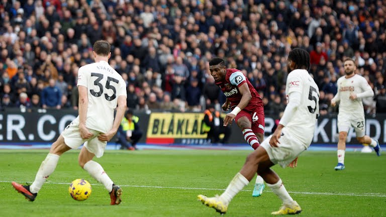 Thực tế, Evans lẽ ra phải vào bóng quyết liệt hơn, không để tiền đạo West Ham tung cú dứt điểm bởi anh đóng vai trò dẫn dắt hàng thủ. Kambwala lúc này chỉ biết chôn chân đúng nhìn.