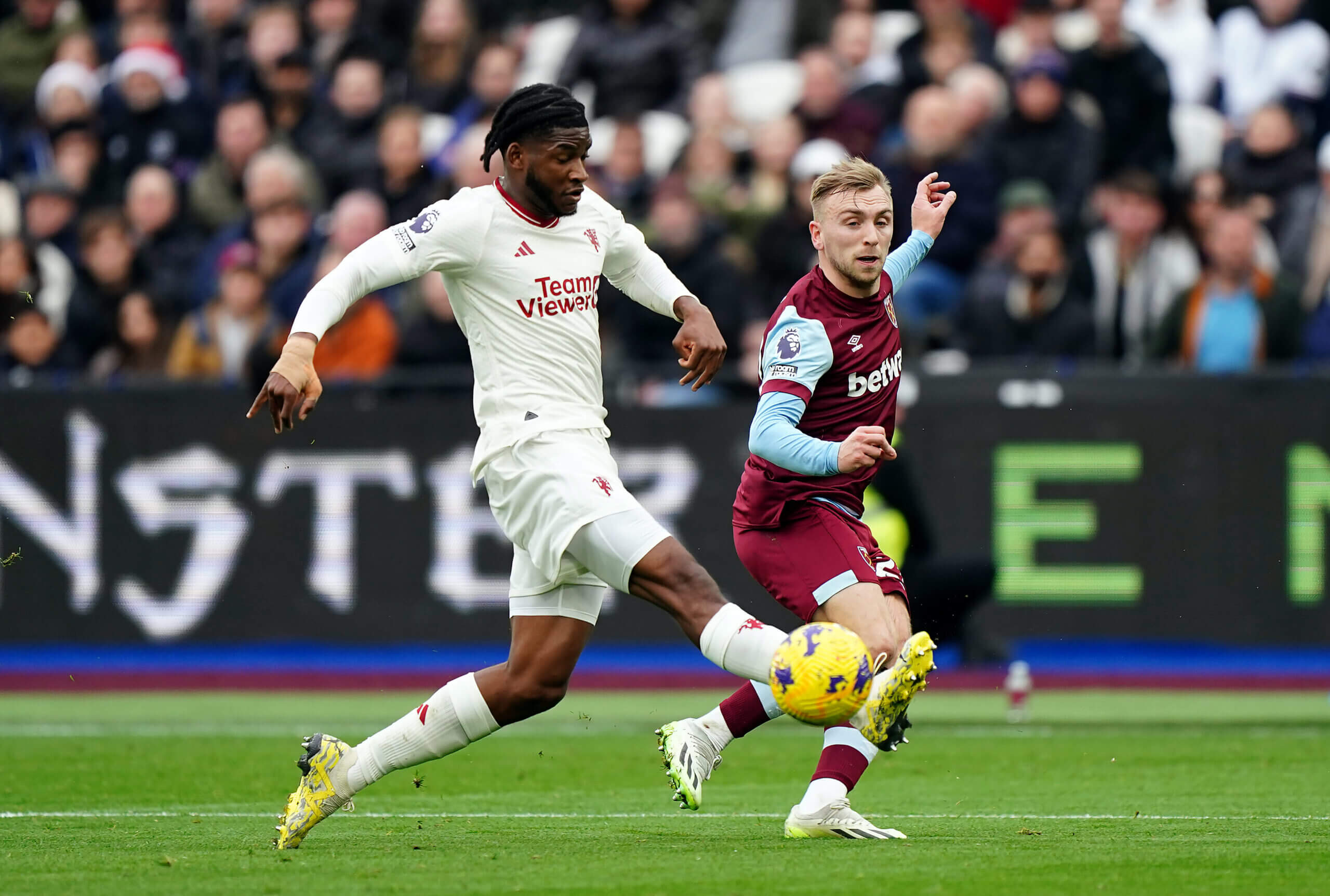 Ở bàn thua đầu tiên của Man Utd, cũng khó trách trung vệ trẻ 18 tuổi khi hậu vệ biên để xổng Jarrod Bowen băng xuống đánh bại Andre Onana trong pha đối mặt.
