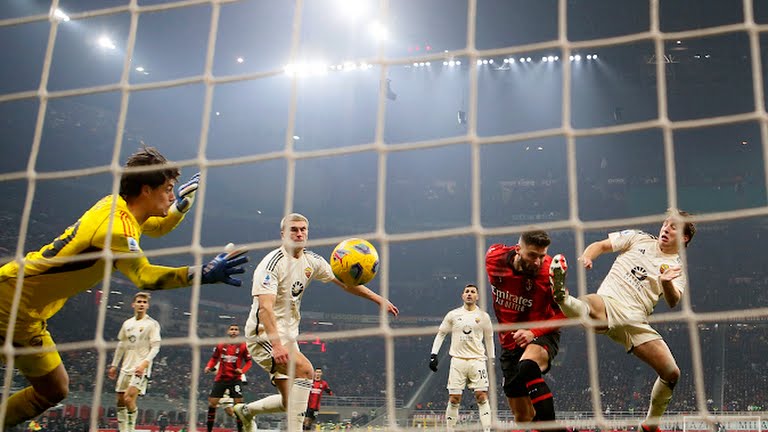 Ở những phút cuối, lưới của Roma rung lên lần thứ 3. Theo Hernandez là người ấn định chiến thắng 3-1 cho Milan.