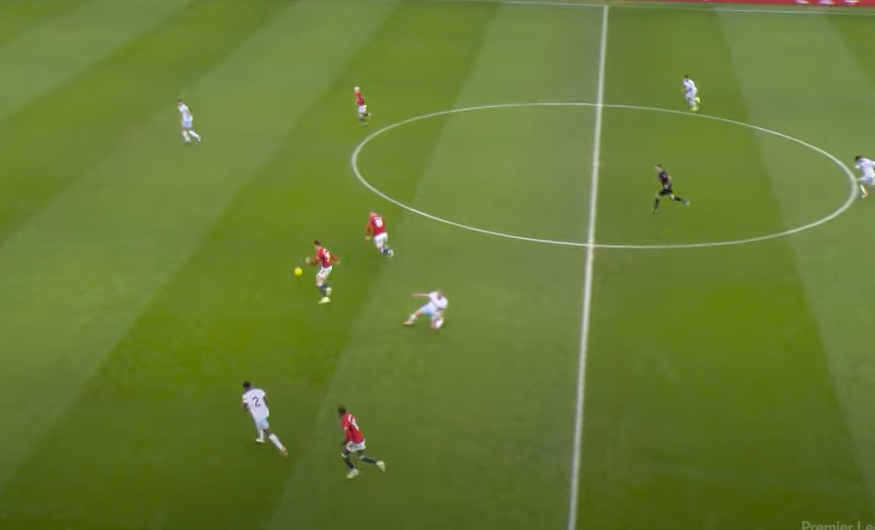 Tiền vệ thuộc biên chế Man City để West Ham rơi vào tình huống không thể chống đỡ khi chỉ còn lại hai cái bóng áo trắng bên phần sân nhà.