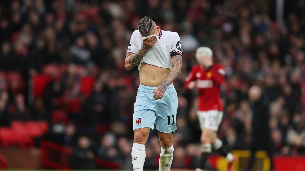 Trong bàn thua thứ 3 của West Ham, Phillips chính là tội đồ khi vào sân từ ghế dự bị.