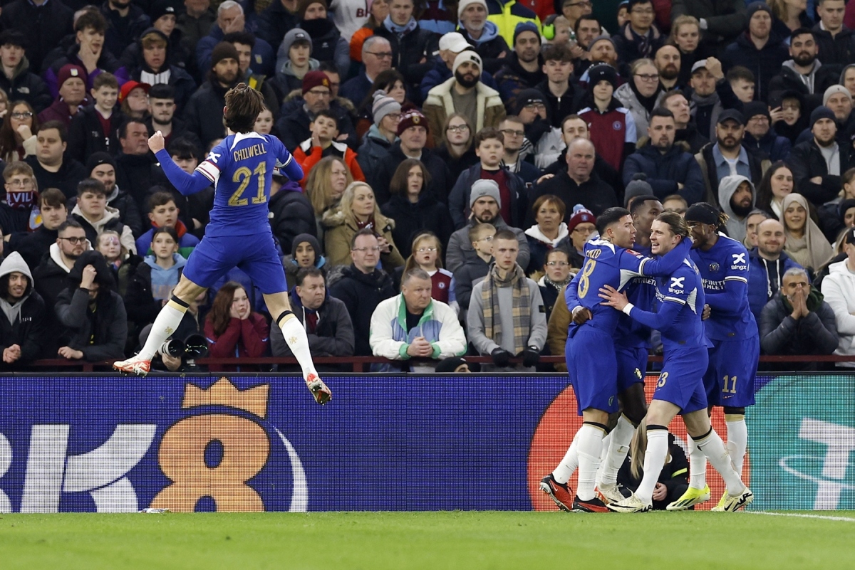 Nicolas Jackson đánh đầu thành bàn sau quả tạt từ cánh phải của Malo Gusto, khiến cả sân Villa Park như chết lặng.