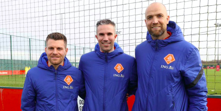 Đáng chú ý, buổi tập này của Man Utd có sự xuất hiện của Robin van Persie và các cộng sự người Hà Lan. Thực tế, Van Persie trở lại Manchester để lấy bằng huấn luyện viên do UEFA cấp. Hoạt động này là một phần trong khóa đào tạo HLV chuyên nghiệp của Liên đoàn bóng đá Hà Lan (KNVB).