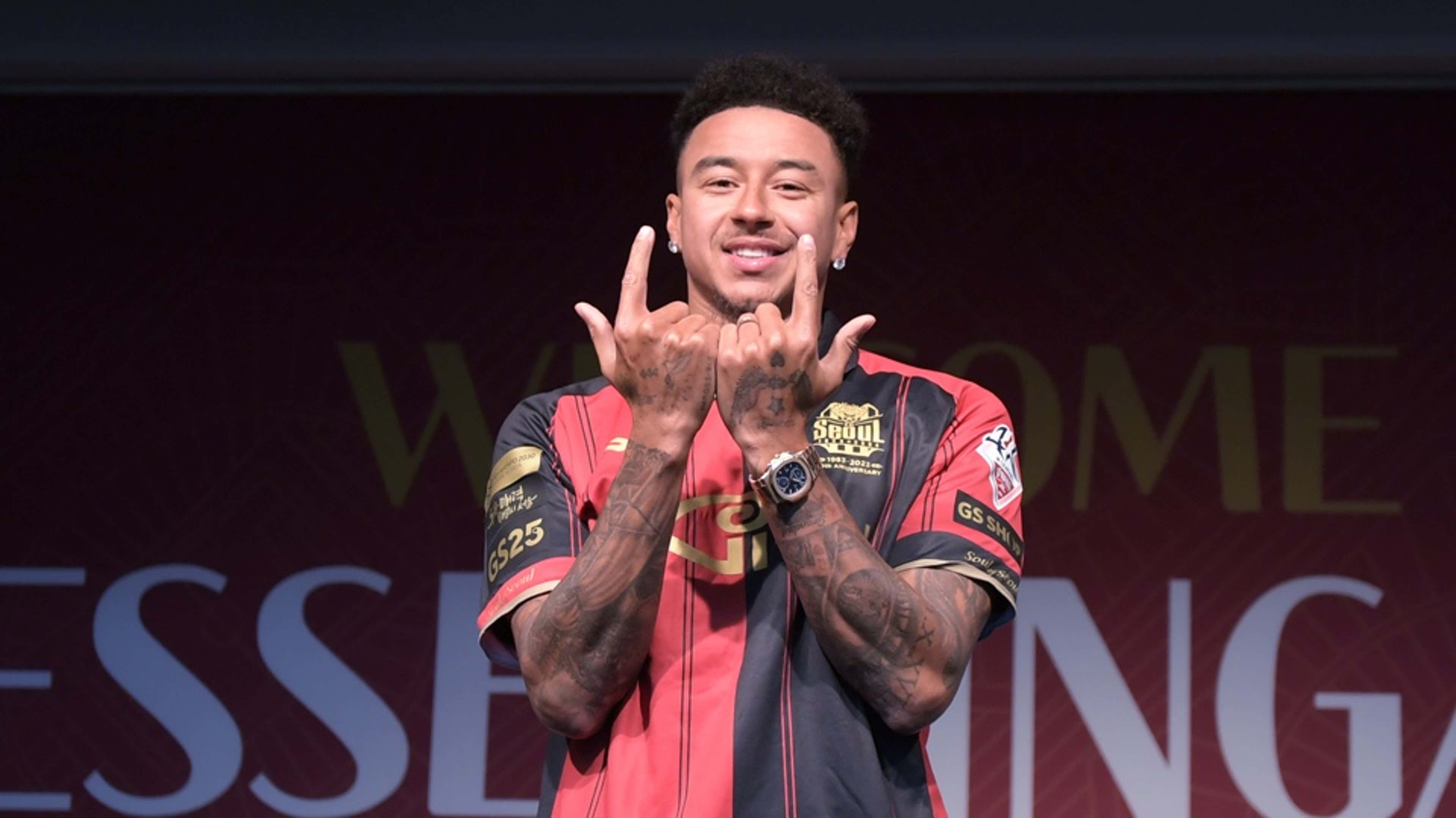 "Tôi nhận được nhiều lời đề nghị nhưng FC Seoul đã cho tôi thấy niềm đam mê lớn lao. Họ bay tới Manchester để xem tôi tập luyện và mang theo hợp đồng trên giấy. Trong tâm trí tôi, tôi đã quyết định nơi mình muốn đến," tuyên bố của Lingard.