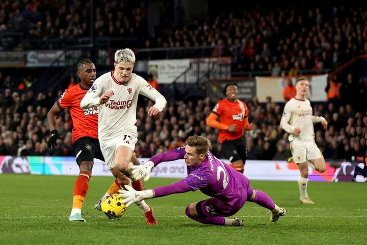 Cả hai pha bóng ngon ăn nhất của Man Utd, Fernandes và Garnacho đều có cách xử lý giống nhau. Khác với Hojlund trước đó. Tiền đạo người Đan Mạch ngoặt bóng gọn gàng khi đối mặt với thủ môn Luton và sút vào lưới trống.