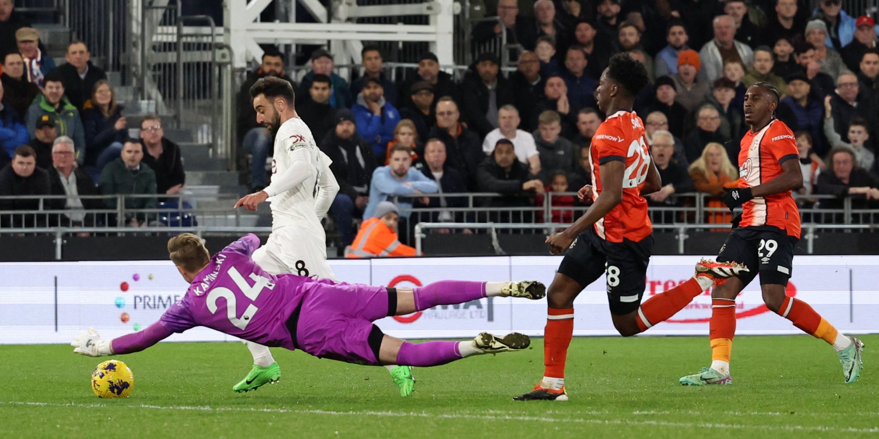 Ở đó, hàng công Man Utd tiếp tục có ngày thi đấu kém hiệu quả. Bruno Fernandes bỏ lỡ cơ hội ngon ăn ở phút 60.