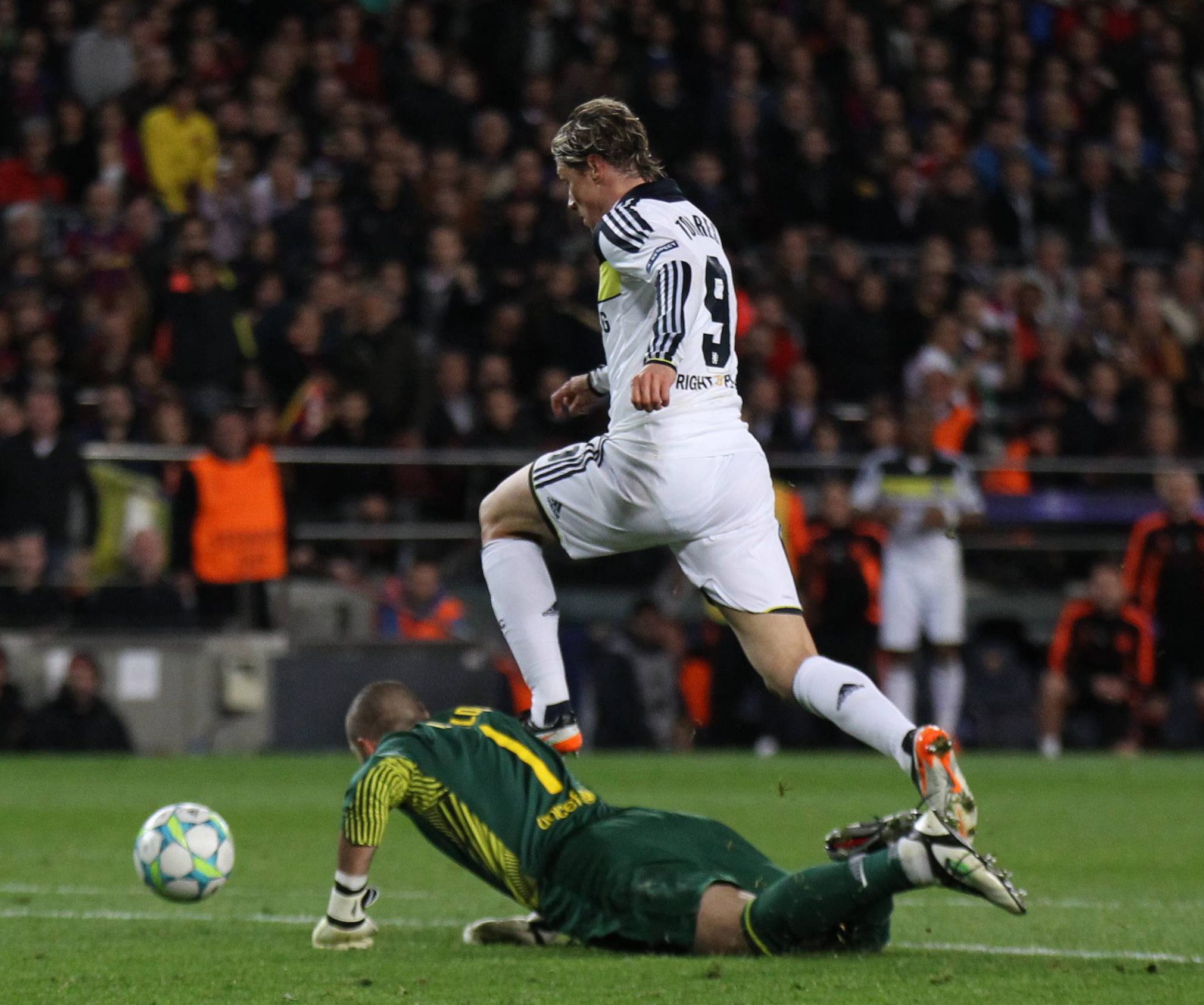 Trong thời gian còn lại, Barca gây sức ép nhưng không thể ghi bàn. Ngược lại, họ còn để Fernando Torres chọc thủng lưới ở phút 90+2. Chung cuộc, The Blues vào chung kết với tổng tỉ số 3-2 sau 2 lượt trận.
