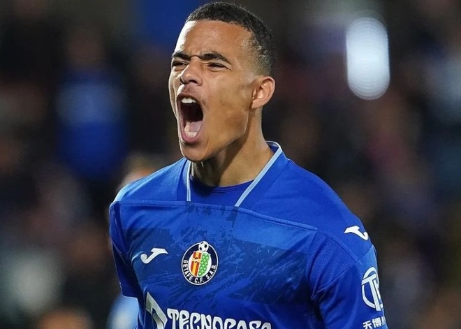 Lúc này, Avaro Valles chủ động khép góc để bắt bài cú dứt điểm chân trái của Greenwood. Tuy nhiên, cầu thủ sinh năm 2001 xử lý, bình tĩnh, rê qua thủ môn và dứt điểm bằng chân phải vào lưới trống.