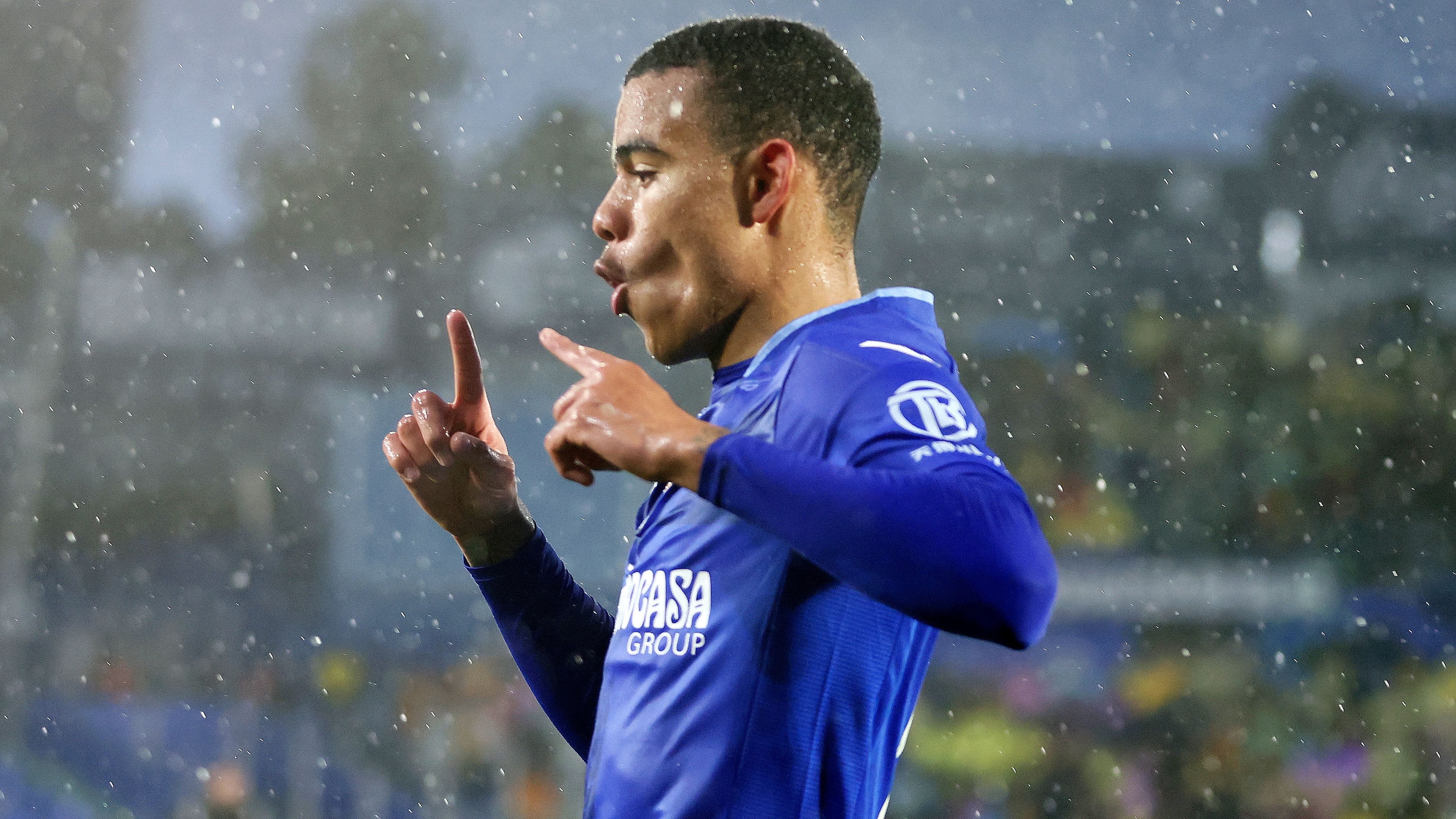 Sau đúng 3 phút, Mason Greenwood nhân đôi cách biệt cho đội chủ nhà. Phút 14, Diego Rico chuyền dài chuẩn xác để Mason Greenwood tận dụng tốc độ, thoát xuống đối mặt thủ môn.