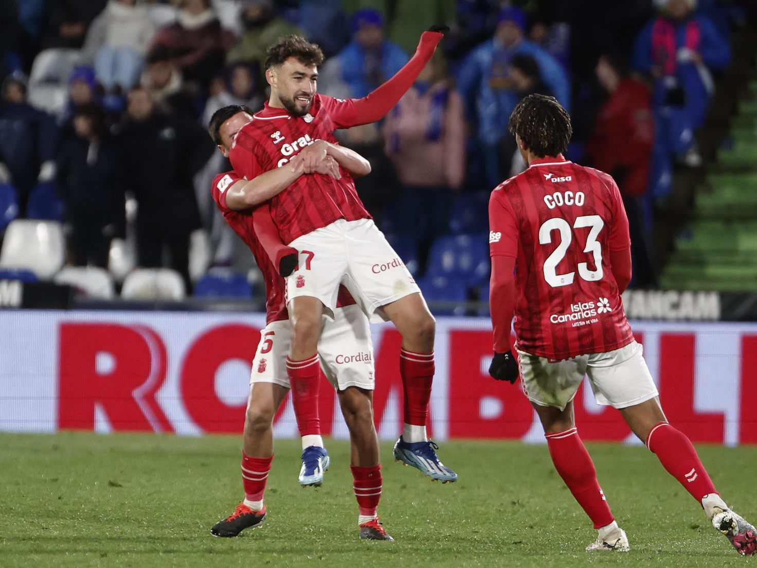 Đội khách vùng lên mạnh mẽ sau đó và có bàn rút ngắn cách biệt xuống còn 1-2.