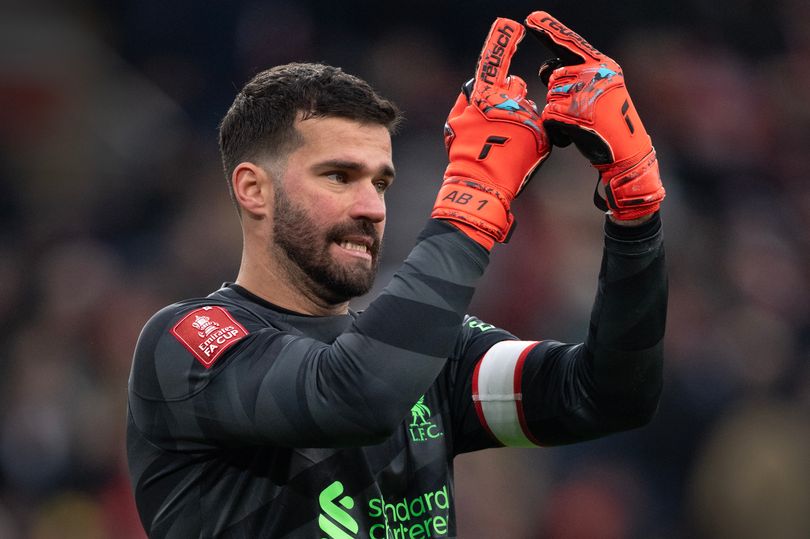 Thủ môn Alisson Becker.