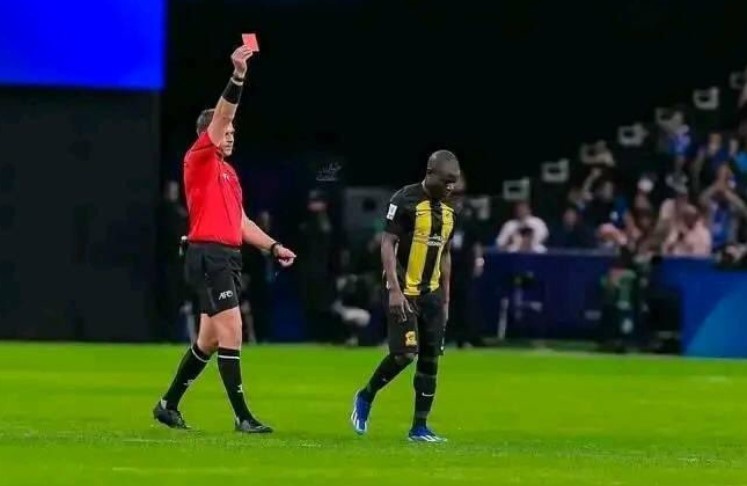 Phút 66, Kante có pha đạp gầm giày vào cổ chân đồng đội cũ tại Chelsea Kalidou Koulibaly, qua đó phải nhận thẻ đỏ.