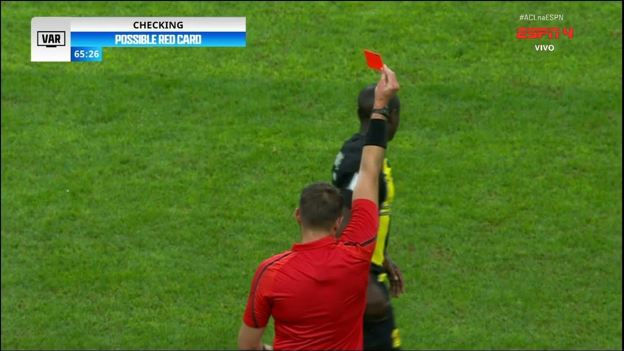 Pha bóng thừa quyết liệt đã khiến Kante phải trả giá đắt.